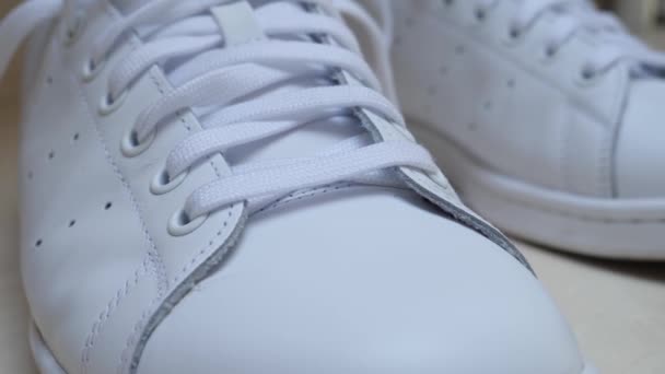 Sneakers in pelle bianca con pizzi — Video Stock