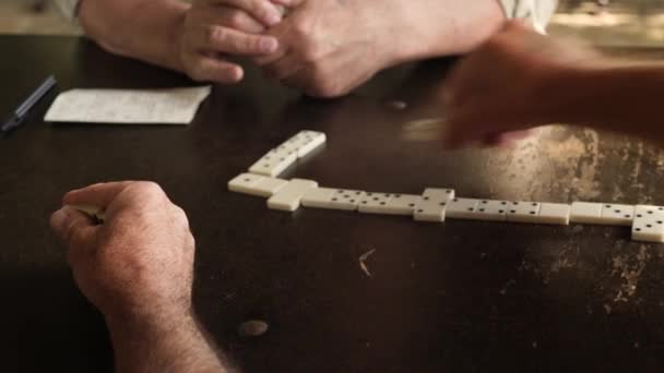 Mens händer spelar spelet Domino — Stockvideo