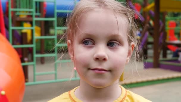 Mała dziewczynka bawi się na placu zabaw — Wideo stockowe
