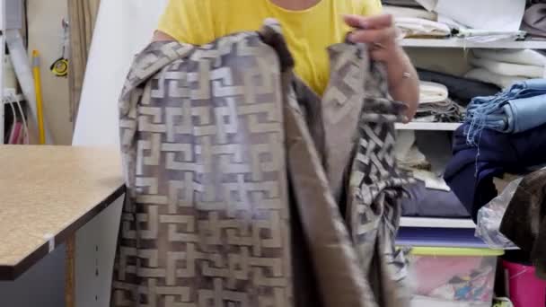 Krawcowa poszukuje próbek tkanin do szycia zasłon — Wideo stockowe