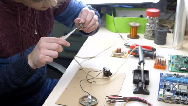 Otthon elektronikus javítása eszközök laboratórium — Stock videók