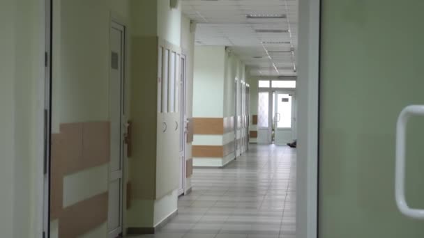 Corridor vide avec portes vertes à l'hôpital — Video