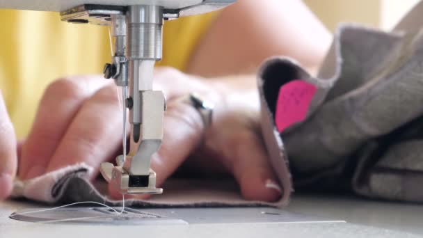 Processus de couture de rideau sur la machine — Video