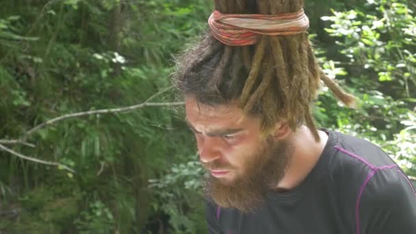 Hipster Homme avec cadenas à la recherche de carte papier dans la forêt — Video