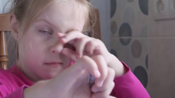 Hermosa niña tomando el desayuno con sopa — Vídeos de Stock