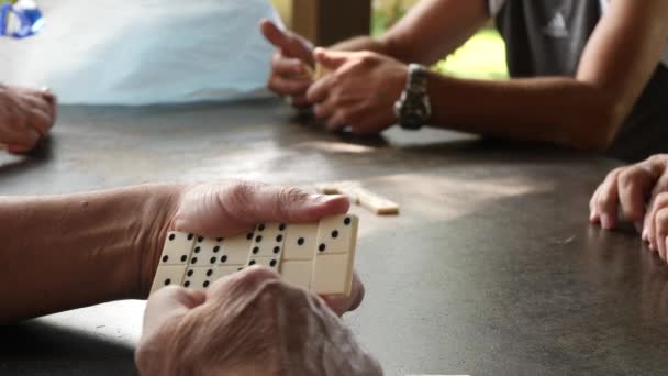 无法辨认的老人玩多米诺骨牌 — 图库视频影像