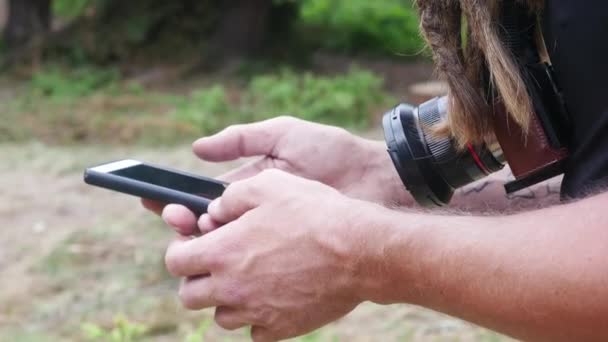 Nerozpoznatelný fotograf mužské ruce používající telefon Smartphone — Stock video