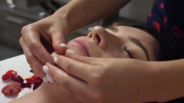 Female Massaging Womanss Face at Spa — Stock Video