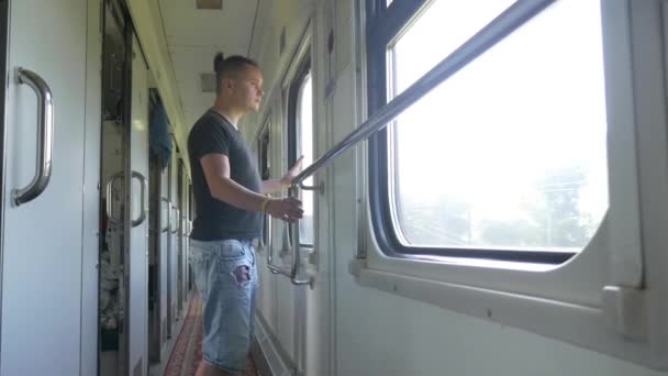 Viajero en vagón de tren o coche de ferrocarril — Vídeo de stock