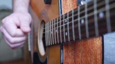 Akustik Gitar Çalan Tanınmayan Müzisyen