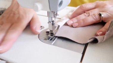 Makinede Kıdemli Kadın Dikiş Bezi