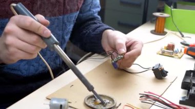 Elektronik İşyerinde Tin Lehim Parçaları