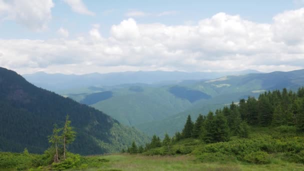 Cena Green Mountain Ridge com céu azul e nuvens — Vídeo de Stock