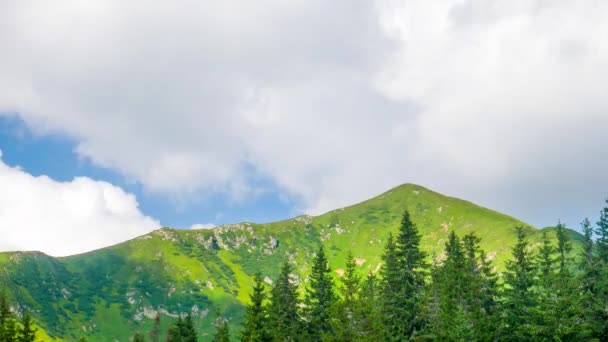 Nuvens de chuva sobre a cordilheira com grama verde — Vídeo de Stock