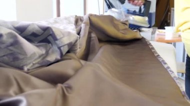 Terziler Hands Holding Sıcak Demir ve Buğulama Kumaş