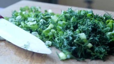 Ahşap Mutfak Panosunda Doğranmış Dereotu ve Yeşil Soğan Demet