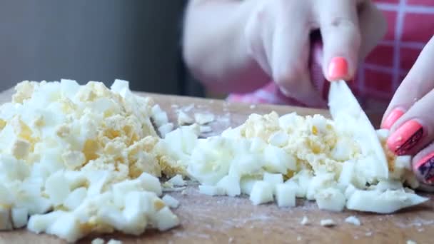 Gehakt gekookt ei op houten snijplank — Stockvideo