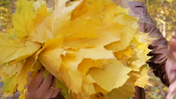 Jolie femme mettre sur feuille d'érable couronne et sourires — Video