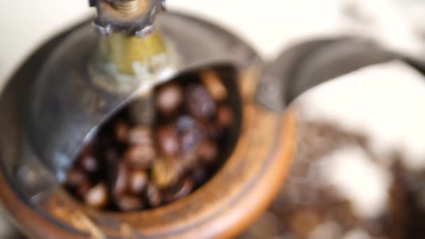 Granos de café aromáticos en amoladora antigua Vintage — Vídeo de stock