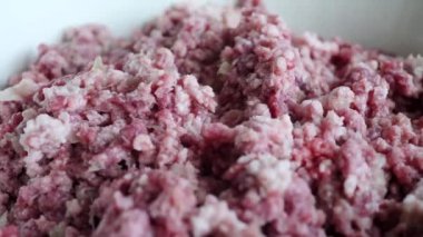 Taze doğranmış et.