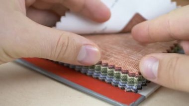 Moda Tasarımcısı kumaş örnekleri seçer