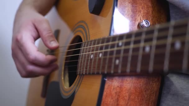 Mãos de Mans tocando guitarra acústica — Vídeo de Stock