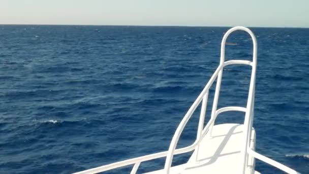 Weiße Jacht oder Ausflugsboot segeln im Meer — Stockvideo