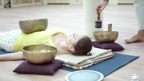 Donna che pratica la meditazione yoga con la ciotola di canto — Video Stock