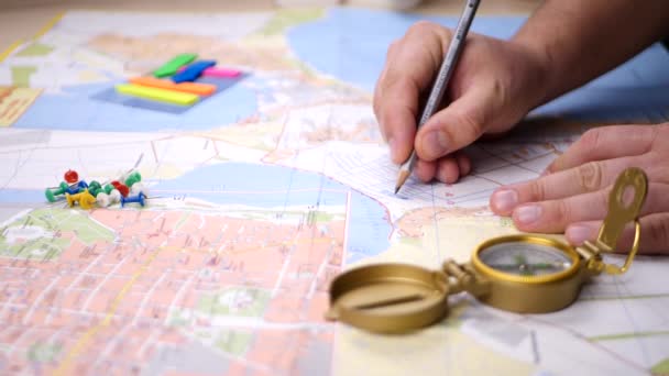 Показ місця розташування або місця подорожі на мапі з компасом — стокове відео