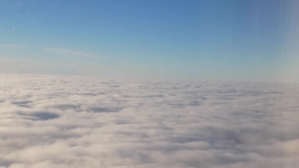 Flyga över molnen på Blue Sky bakgrund — Stockvideo
