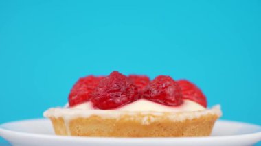 Çilek ve Vanilya krema ile Sünger Kek