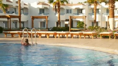 Bikinili Kadın Yüzme Havuzuna Çıkıyor