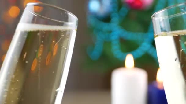 Clink szemüveg öntés és habzó Champagne — Stock videók
