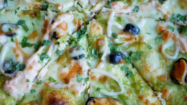 Tome pizza caliente con queso caliente, mejillones y aceitunas — Vídeos de Stock
