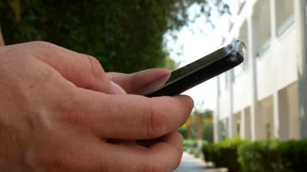 Homem usando Touchscreen Preto Smart Phone — Vídeo de Stock