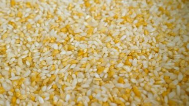 Arkaplan Olarak Beyaz Çiğ Pirinç Curcuma Baharatları