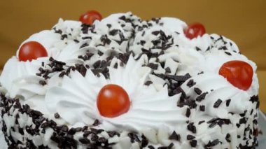 Çikolata Sprinkles ile Kremalı Kek