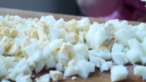 Gema de galinha picada feminina e proteína cozida ovo por faca — Vídeo de Stock