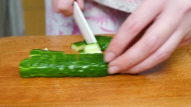 Taze salatalık ahşap tahta kesme aşçılar eller