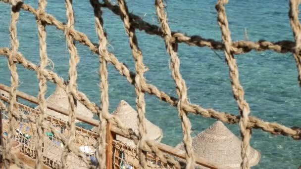 Playa en la bahía en la costa con olas en el mar azul — Vídeos de Stock