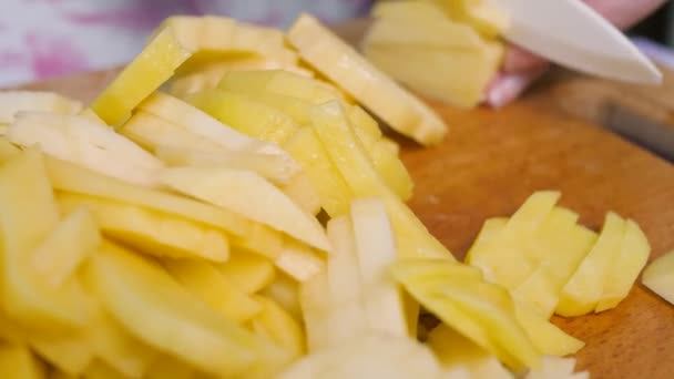 Patatas crudas y en rodajas — Vídeos de Stock