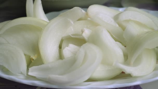 Cebolla blanca en rodajas en tazón — Vídeo de stock