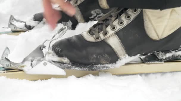 Männerhand schnallt Skier an — Stockvideo