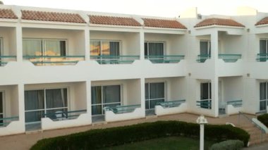 Yaşam ve Rahatlatıcı Balkonlu Beyaz İki Katlı Evler