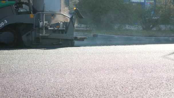 Máquina de pavimentadora poner asfalto en las carreteras — Vídeo de stock