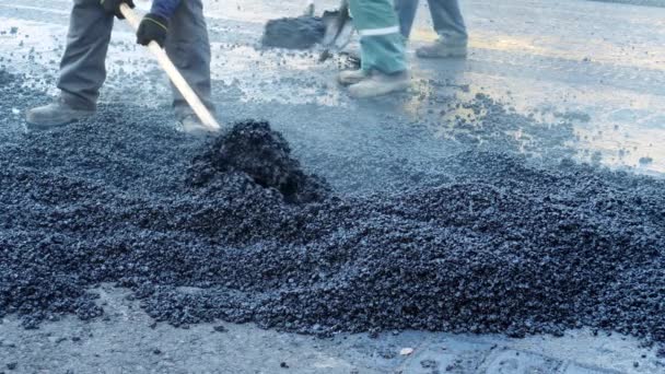 Trabajadores arrojan asfalto caliente en la carretera — Vídeos de Stock