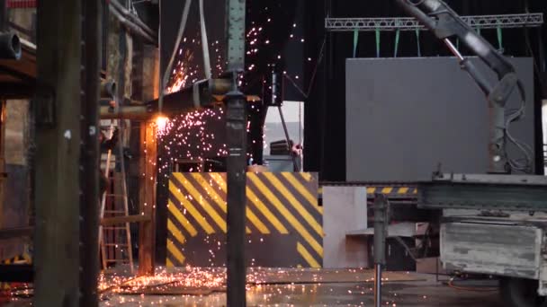 Jasně žluté jiskry broušení železa na průmyslovém pozadí — Stock video