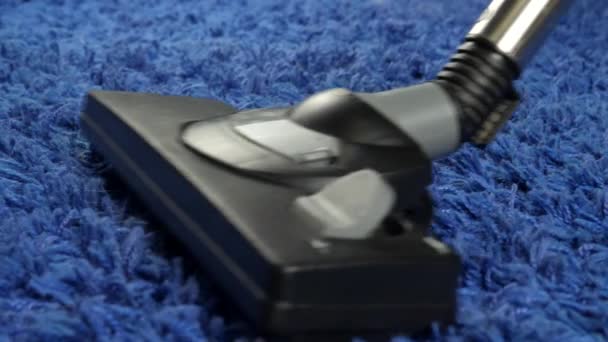 Frau mit Staubsauger reinigt blauen Teppich — Stockvideo