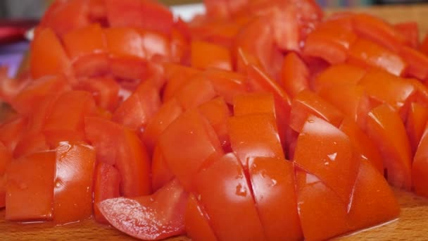 Tomate vermelho fatiado na tábua de corte — Vídeo de Stock