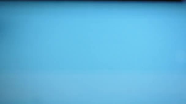 鲜美多汁的李子片在蓝色背景的水中飞溅 — 图库视频影像